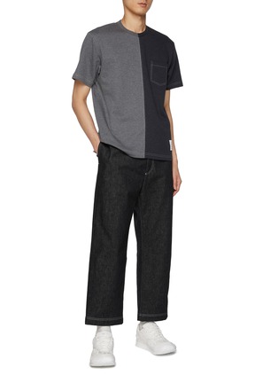 模特儿示范图 - 点击放大 - THOM BROWNE - Cropped Dark Wash Cotton Wide Leg Jeans