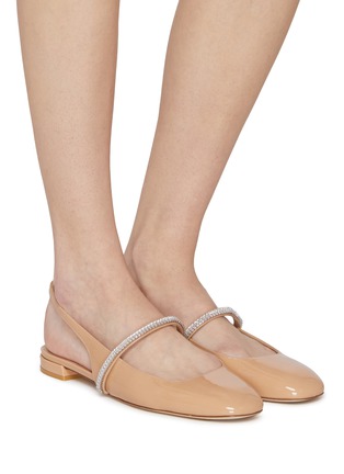 模特儿示范图 - 点击放大 - STUART WEITZMAN - STEFANIE 露踝漆皮平底鞋