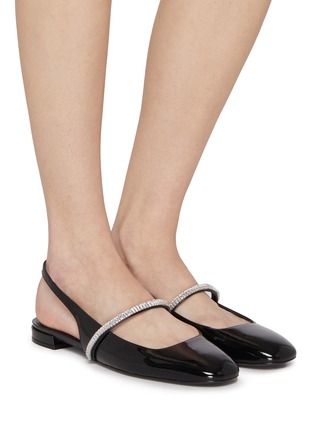 模特儿示范图 - 点击放大 - STUART WEITZMAN - STEFANIE 露踝漆皮平底鞋