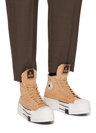 模特儿示范图 - 点击放大 - RICK OWENS DRKSHDW - X CONVERSE 高帮运动鞋