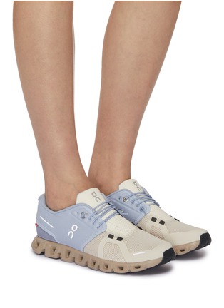模特儿示范图 - 点击放大 - ON - CLOUD 5 低帮系带运动鞋