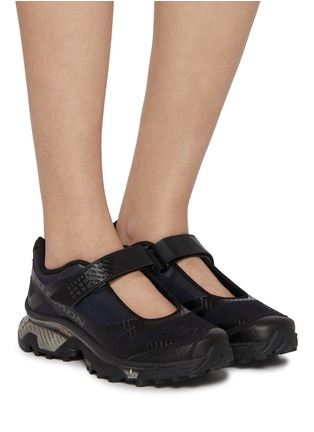 模特儿示范图 - 点击放大 - MM6 MAISON MARGIELA - X SALOMON 玛丽珍运动鞋