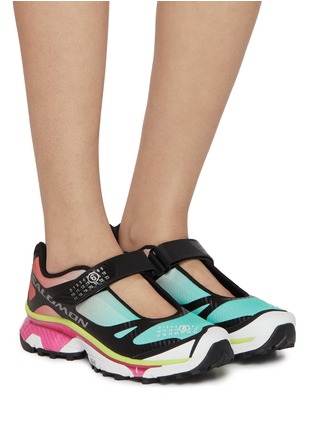 模特儿示范图 - 点击放大 - MM6 MAISON MARGIELA - X SALOMON 玛丽珍运动鞋