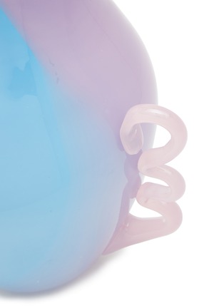 Detail View - 点击放大 - VAISSELLE - Squiggly Handle Vase — Blue/ Lilac