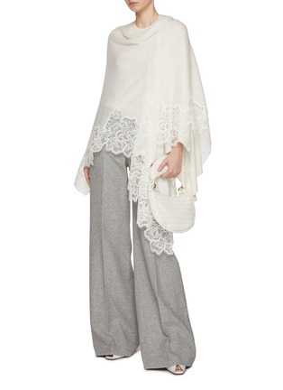 模特儿示范图 - 点击放大 - ERMANNO SCERVINO - Cashmere Lace Cape