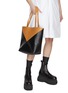 模特儿示范图 - 点击放大 - LOEWE - Medium Puzzle Fold Bicolour Leather Tote Bag