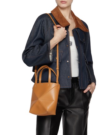 模特儿示范图 - 点击放大 - LOEWE - Mini Puzzle Fold Leather Tote Bag