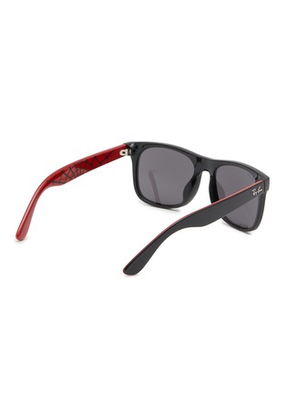 模特儿示范图 - 点击放大 - RAY-BAN - Junior Rubber Square Sunglasses