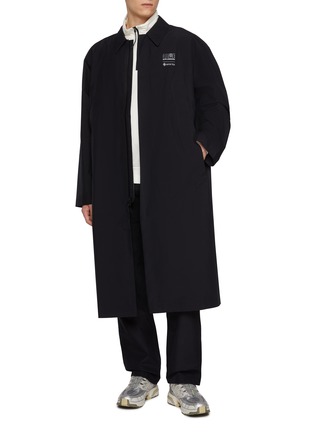 模特儿示范图 - 点击放大 - MM6 MAISON MARGIELA - X SALOMON 衬衫领大衣