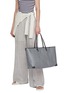 模特儿示范图 - 点击放大 - ANYA HINDMARCH - Medium I Am A Plastic Bag Recycled Canvas Tote Bag