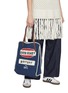 模特儿示范图 - 点击放大 - ANYA HINDMARCH - Ever Ready Raffia Tote Bag