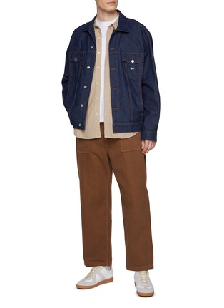 模特儿示范图 - 点击放大 - MAISON KITSUNÉ - Fox Patch Denim Trucker Jacket