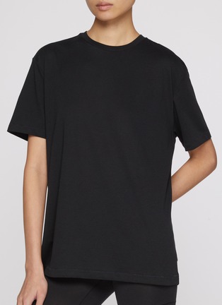 模特儿示范图 - 点击放大 - SKIMS - RELAXED TEES 落肩袖圆领 T 恤