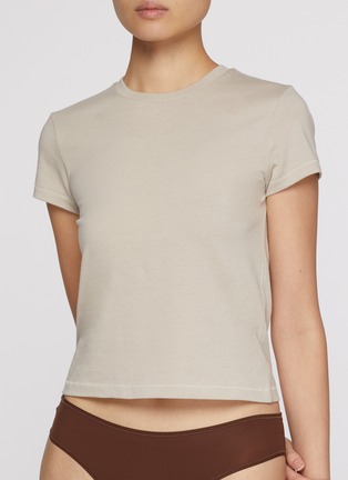 模特儿示范图 - 点击放大 - SKIMS - RELAXED TEES 圆领 T 恤