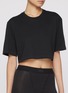 模特儿示范图 - 点击放大 - SKIMS - RELAXED TEES 短款圆领 T 恤