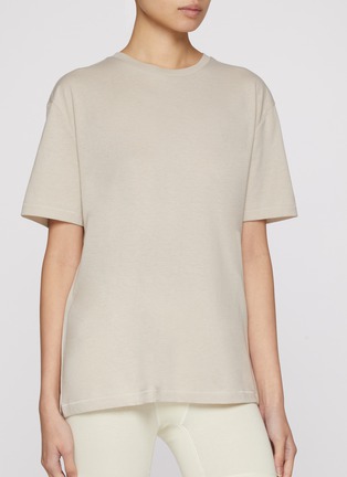 模特儿示范图 - 点击放大 - SKIMS - RELAXED TEES 落肩袖圆领 T 恤