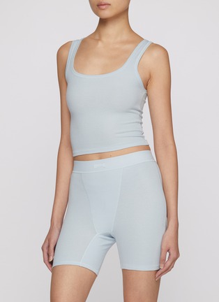 模特儿示范图 - 点击放大 - SKIMS - COTTON RIB 短款方领背心