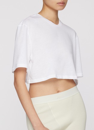 模特儿示范图 - 点击放大 - SKIMS - RELAXED TEES 短款圆领 T 恤