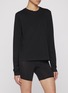 模特儿示范图 - 点击放大 - SKIMS - RELAXED TEES 圆领长袖 T 恤