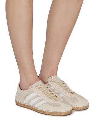 模特儿示范图 - 点击放大 - ADIDAS - x CLOT GAZELLE 拼接运动鞋