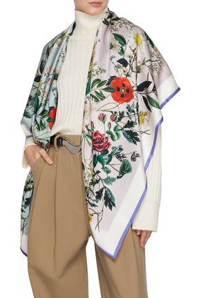 模特儿示范图 - 点击放大 - ST. PIECE - Willa Floral Large Square Silk Scarf