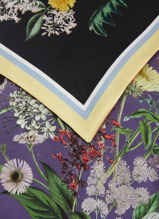 细节 - 点击放大 - ST. PIECE - Yuri Floral Medium Square Silk Scarf