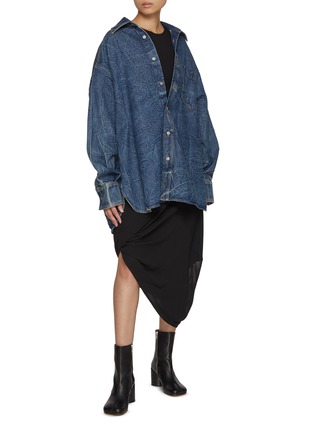 模特儿示范图 - 点击放大 - MM6 MAISON MARGIELA - Pittsburgh Crease Denim Shirt