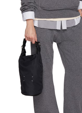 模特儿示范图 - 点击放大 - MAISON MARGIELA - 尼龙斜挎包
