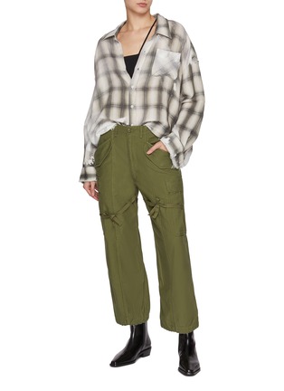 模特儿示范图 - 点击放大 - R13 - Cropped Cargo Trousers