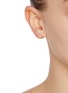 模特儿示范图 - 点击放大 - MÉTIER BY TOMFOOLERY - Balance Baguette Diamond Stud 9K Gold Single Earring — Right