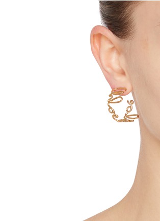 模特儿示范图 - 点击放大 - CHLOÉ - Iconic Hoop Laiton Earrings