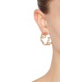 模特儿示范图 - 点击放大 - CHLOÉ - Iconic Hoop Laiton Earrings