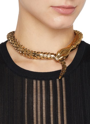 模特儿示范图 - 点击放大 - CHLOÉ - Snake Brass Necklace