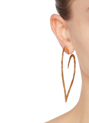 模特儿示范图 - 点击放大 - CHLOÉ - Encoeur Laiton Earrings