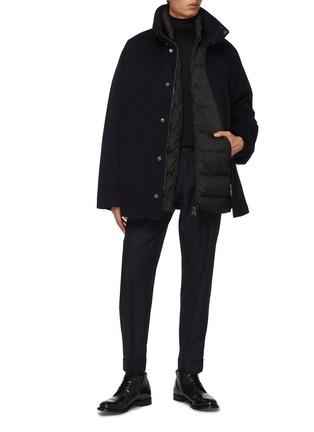 模特儿示范图 - 点击放大 - PRADA - OVERSIZED 斗篷式羽绒大衣