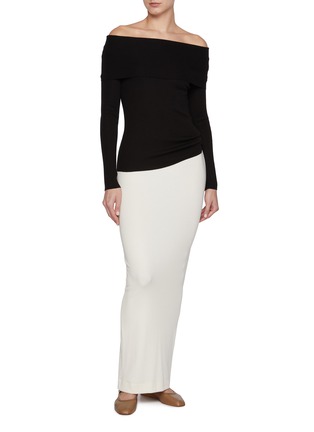 模特儿示范图 - 点击放大 - WILD CASHMERE - April Off Shoulder Roll Neck Ribbed Silk Cashmere Sweater