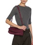 模特儿示范图 - 点击放大 - BENEDETTA BRUZZICHES - Elif Suede Leather Shoulder Bag