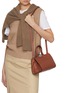 模特儿示范图 - 点击放大 - BENEDETTA BRUZZICHES - Le Petite Serena Leather Top Handle Bag