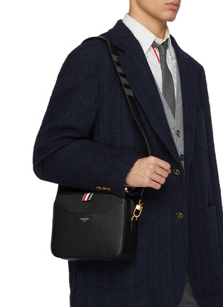 模特儿示范图 - 点击放大 - THOM BROWNE - Small Leather Crossbody Bag