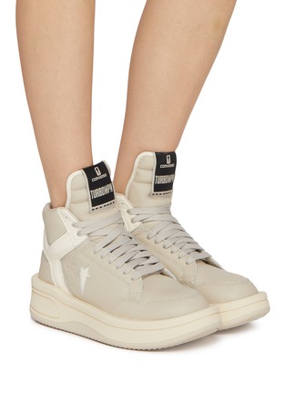 模特儿示范图 - 点击放大 - RICK OWENS DRKSHDW - X CONVERSE TURBOWPN 高筒运动鞋