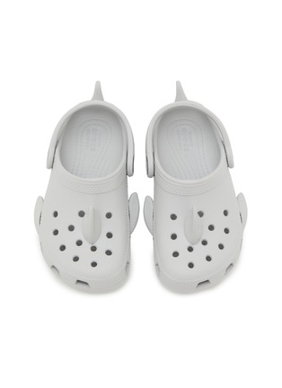 模特儿示范图 - 点击放大 - CROCS - Classic I am Shark Toddlers Clogs