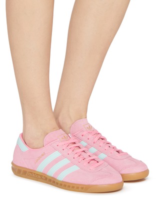 模特儿示范图 - 点击放大 - ADIDAS - Hamburg Low Top Women's Sneakers