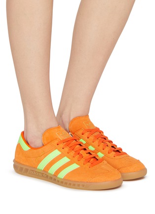 模特儿示范图 - 点击放大 - ADIDAS - Hamburg Low Top Women's Sneakers