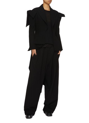 模特儿示范图 - 点击放大 - YOHJI YAMAMOTO - 搭扣腰带褶间长裤
