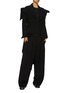 模特儿示范图 - 点击放大 - YOHJI YAMAMOTO - 搭扣腰带褶间长裤