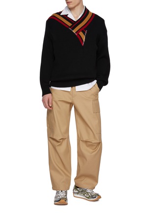 模特儿示范图 - 点击放大 - KOLOR BEACON - Contrast Stitched Neckline Wool Sweater