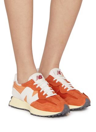 模特儿示范图 - 点击放大 - NEW BALANCE - 327 Suede Low Top Women's Sneakers