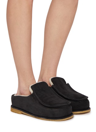 模特儿示范图 - 点击放大 - JW ANDERSON - Sherling Suede Flat Slippers