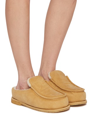 模特儿示范图 - 点击放大 - JW ANDERSON - Sherling Suede Flat Slippers