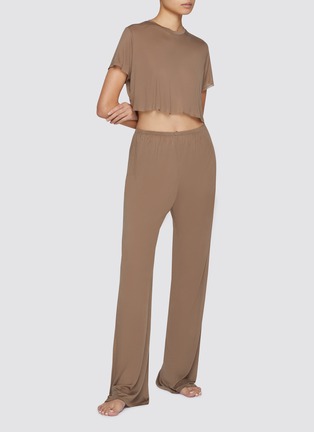 模特儿示范图 - 点击放大 - SKIMS - KIM'S SLEEP 松紧长裤